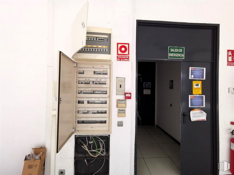 Oficina en alquiler en Calle Haya, Carabanchel, Madrid, 28044 con puerta, gas, máquina, accesorio, habitación, caja de envío, madera, electricidad y caja alrededor