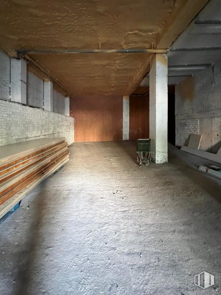 Retail for rent at Calle Oslo, Alcorcón, Madrid, 28922 with bench, wood, flooring, floor, building, hall, tints and shades, ceiling, composite material and concrete around