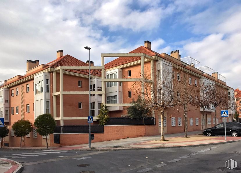 Retail for sale at Calle San Francisco Sales, 2, Villanueva del Pardillo, Madrid, 28229 with car, building, cloud, sky, property, window, plant, tree, urban design and wheel around