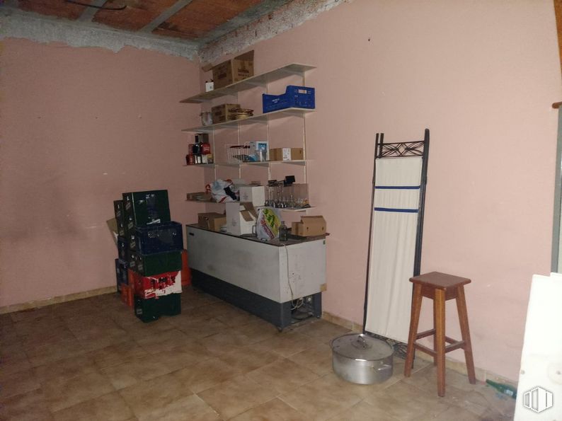 Local en venta en Avenida Portugal, Toledo, 45005 con taburete, ebanistería, mueble, propiedad, interiorismo, madera, suelo, suelos, madera dura y estantería alrededor