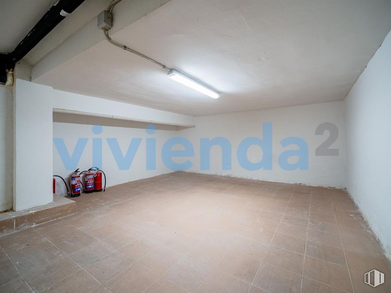 Local en venta en Calle Francisco Villaespesa, Ciudad Lineal, Madrid, 28017 con lámpara, alumbrado, equipaje y bolsos, suelos, suelo, techo, hall, sótano, suelo de baldosas y escayola alrededor