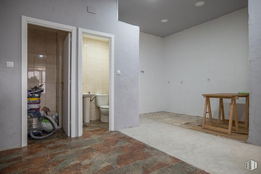 Retail for sale at Calle Virgen de las Fuentes, Ávila, 05005 with toilet, table, furniture, wall, flooring, floor, composite material, ceiling, concrete and paint around