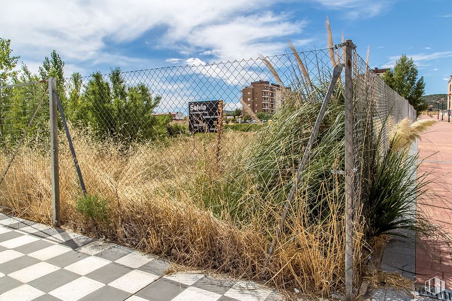 Land for sale at Calle María Luisa Menéndez Calleja, Cuenca, 16003 with building, cloud, sky, plant, plant community, road surface, land lot, vegetation, urban design and tree around