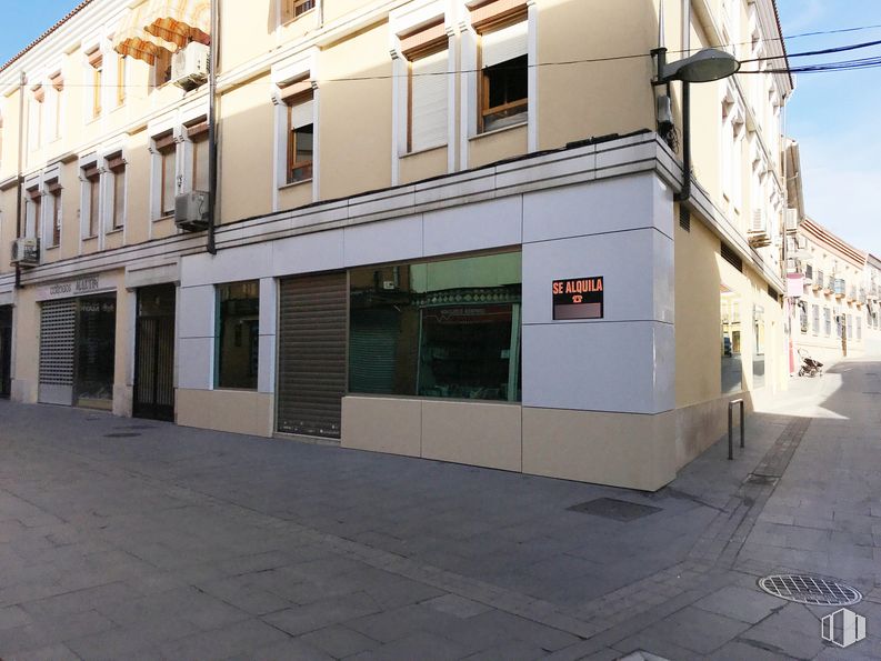 Local en alquiler y venta en Calle Hospital, 11, Pinto, Madrid, 28320 con edificio, ventana, cielo, diseño urbano, barrio, nube, área residencial, superficie de carretera, fachada y accesorio alrededor