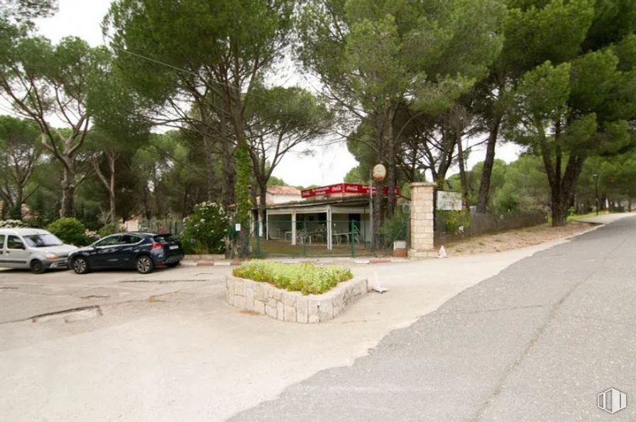 Retail for sale at Carretera Toledo a Ávila, Almorox, Toledo, 45900 with car, plant, vehicle, tire, wheel, building, tree, land lot, asphalt and house around