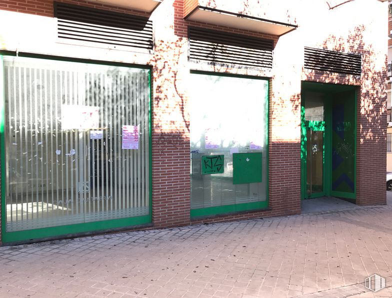 Retail for sale at Calle Margarita, 15, Leganés, Madrid, 28912 with door, building, architecture, brick, brickwork, wall, facade, wood, gas and tints and shades around