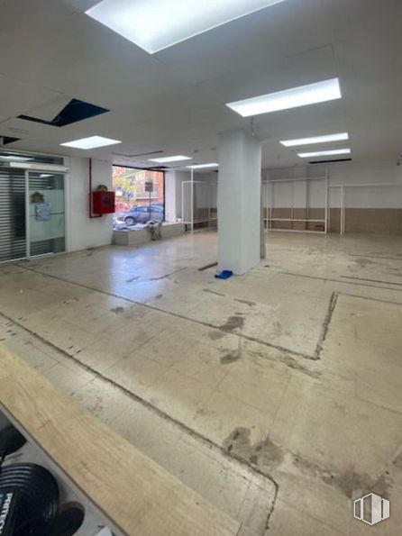 Local en alquiler en Calle Espada, Alcorcón, Madrid, 28921 con piso, suelo, pasillo, accesorio, cámara, dispositivo de entrada, vidrio, techo, material compuesto y edificio comercial alrededor