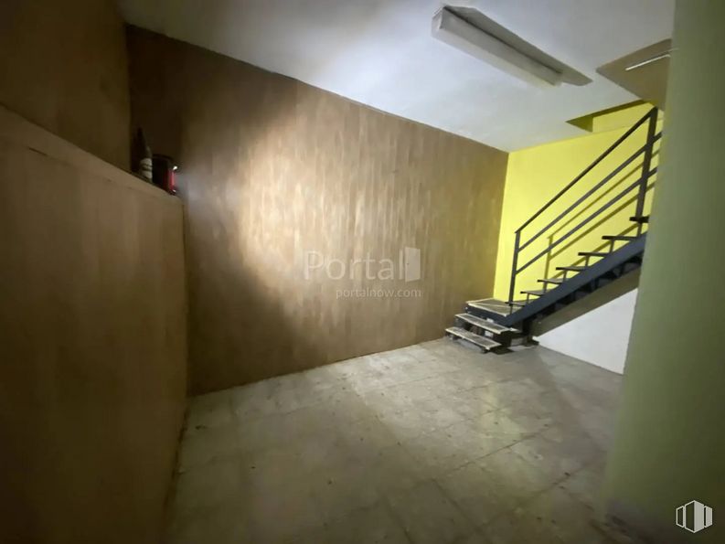 Local en venta en Calle Muerte y Vida, Segovia, 40005 con escaleras, accesorio, madera, edificio, piso, suelo, propiedad material, casa, pasillo y tintes y sombras alrededor