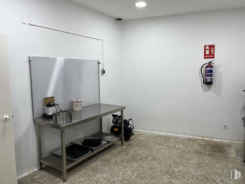 Retail for rent at Zona Centro, San Sebastián de los Reyes, Madrid, 28700 with table, furniture, flooring, floor, interior design, lighting, ceiling, room, shelving and shelf around