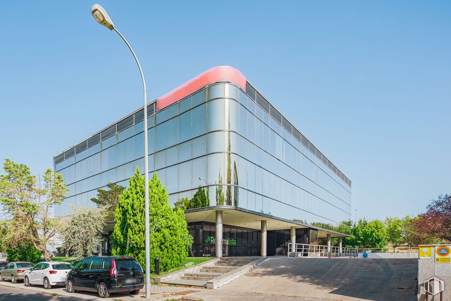 Office for sale at Calle Carpinteros, Villaviciosa de Odón, Madrid, 28670 with car, building, sky, street light, urban design, shade, vehicle, tree, wheel and tire around