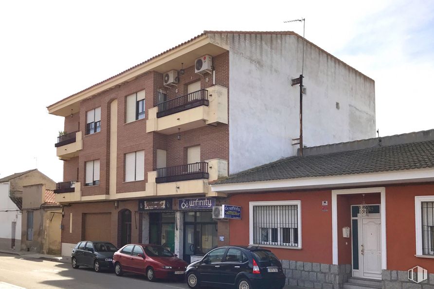 Retail for sale & for rent at Calle Toledo, 67, Sonseca, Toledo, 45100 with car, window, building, door, wheel, land vehicle, sky, tire, automotive parking light and vehicle around