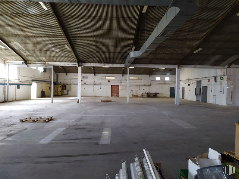 Industrial for sale at Calle Vega, 11, Morata de Tajuña, Madrid, 28530 with architecture, hall, flooring, floor, wood, composite material, asphalt, real estate, parking and ceiling around