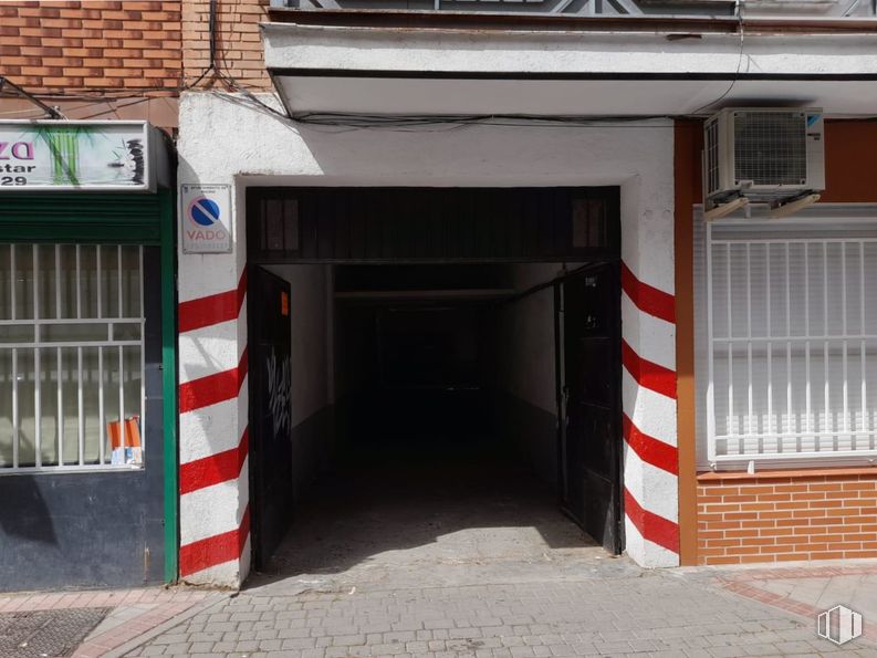 Industrial for sale at Calle Potasa, Villaverde, Madrid, 28021 with window, door, vehicle, fixture, asphalt, building, facade, road surface, gas and composite material around