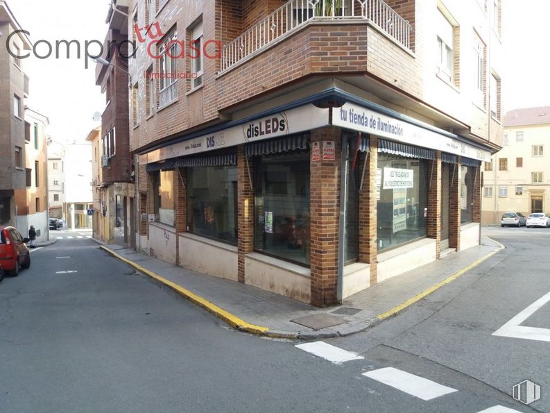 Retail for sale & for rent at Zona José Zorrilla, Segovia, 40005 with building, land vehicle, window, vehicle, wheel, car, tire, road surface, asphalt and residential area around