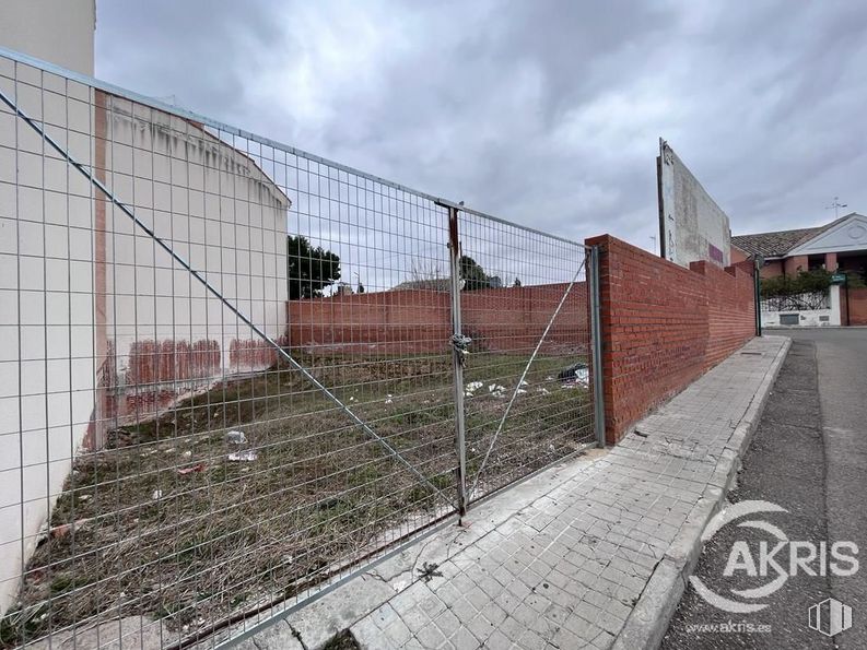 Land for sale at Casco urbano, Bargas, Toledo, 45593 with cloud, sky, plant, fence, land lot, mesh, wire fencing, composite material, tree and asphalt around