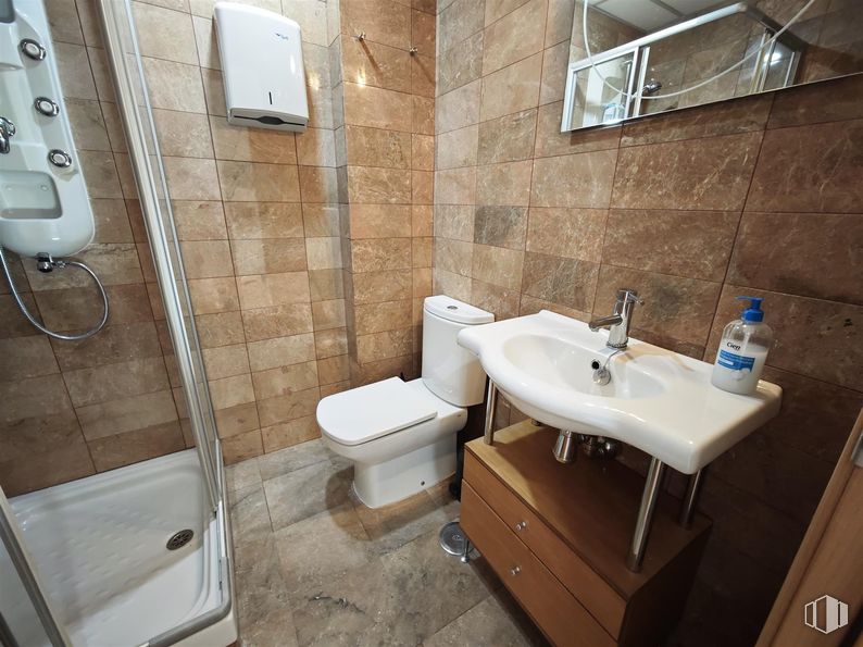 Office for sale at Calle Cronos, San Blas - Canillejas, Madrid, 28037 with toilet, sink, bottle, plumbing fixture, flooring, floor, bathroom, bathroom sink, toilet seat and interior design around