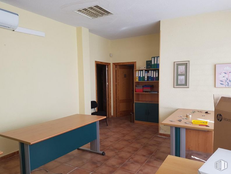 Office for sale at Avenida de Madrid, Toledo, 45003 with picture frame, table, cabinetry, furniture, property, building, fixture, wood, shelf, door and interior design around