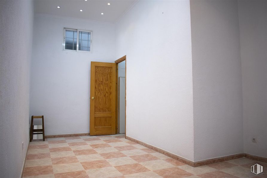 Local en venta en Calle Palencia, 50, Tetuán, Madrid, 28020 con puerta, ventana, mueble, propiedad, accesorio, madera, interiorismo, suelo, suelos y pintura alrededor