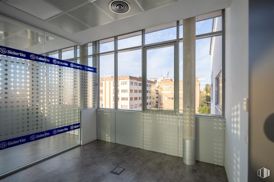 Oficina en alquiler en Edificio Cidro, Calle Cidro, 2, Carabanchel, Madrid, 28044 con edificio, madera, arquitectura, sombra, suelos, hall, suelo, cielo, ventana y accesorio alrededor