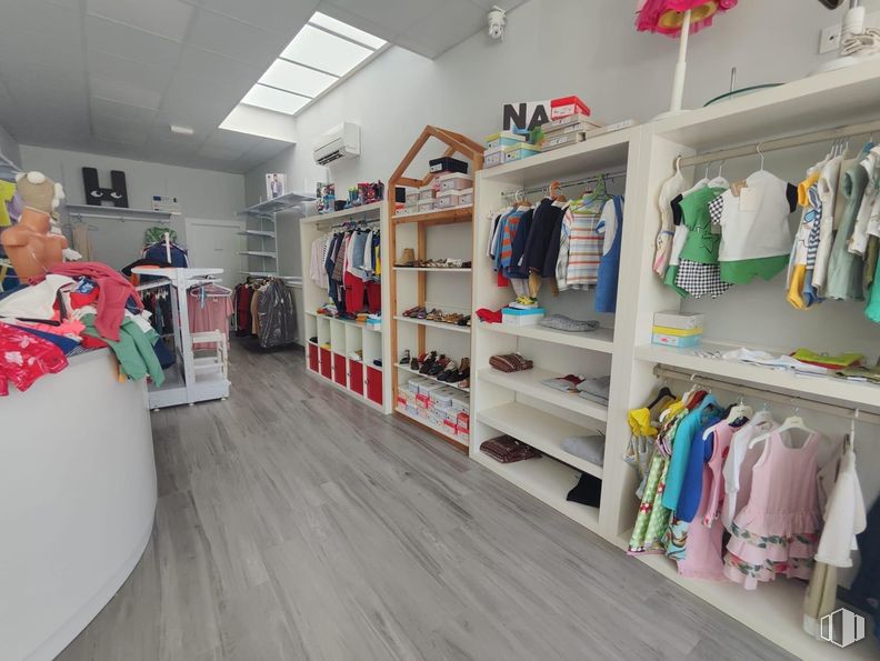 Retail for sale & for rent at Zona centro, Villafranca de los Caballeros, Toledo, 45730 with building, shelf, shelving, floor, retail, flooring, wood, house, hat and hardwood around