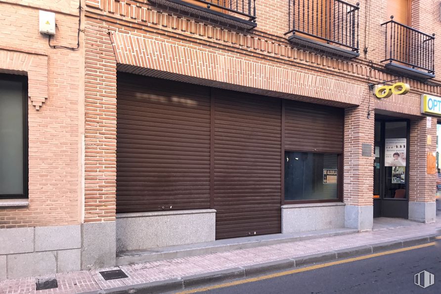 Retail for sale & for rent at Calle Seis de Octubre, 3, Fuensalida, Toledo, 45510 with window, building, brickwork, road surface, brick, wood, fixture, building material, facade and sidewalk around