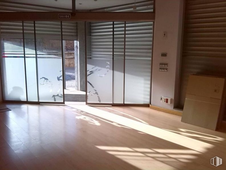 Retail for rent at Casco antigüo, Toledo, 45002 with door, wood, fixture, interior design, building, floor, shade, flooring, hall and automotive exterior around