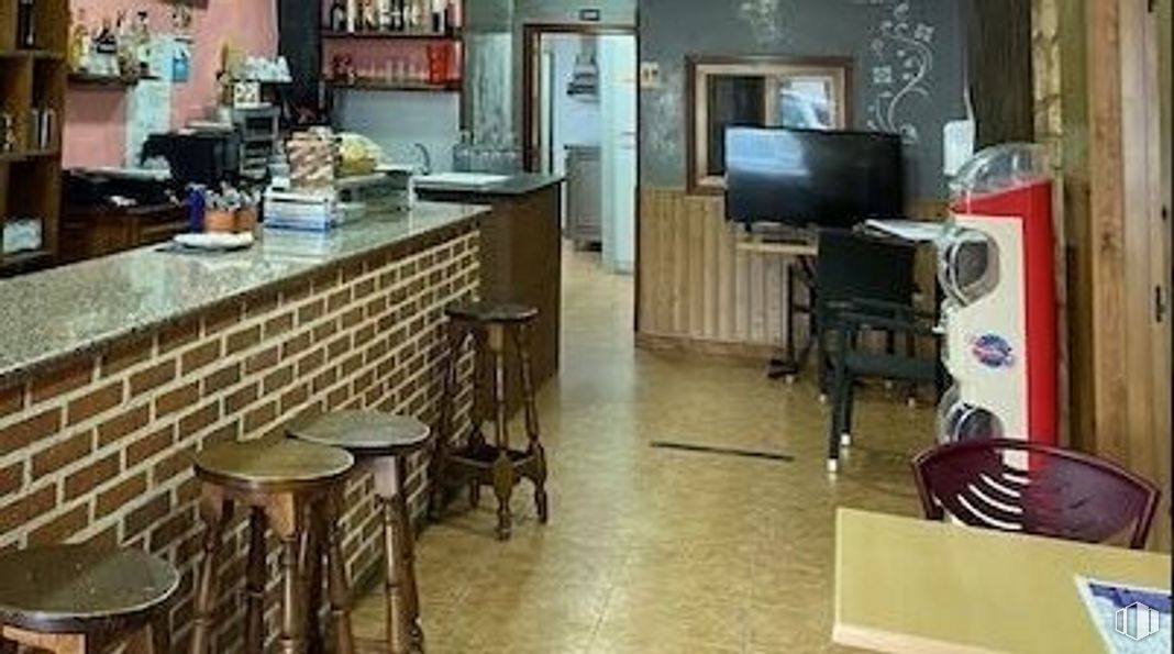 Retail for sale at Zona centro, El Barco de Ávila, Ávila, 05600 with stool, television, table top, furniture, home appliance, property, building, flooring, table and floor around