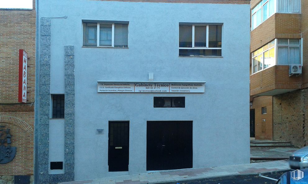 Retail for sale at Calle Juana Quilez, 2, Guadalajara, 19005 with window, door, building, blue, fixture, residential area, facade, tints and shades, city and brick around