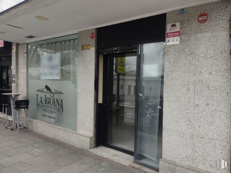 Local en venta en Calle General Ricardos, Carabanchel, Madrid, 28025 con puerta, accesorio, fachada, edificio, vidrio, material compuesto, aluminio, gas, puerta mosquitera y fuente alrededor