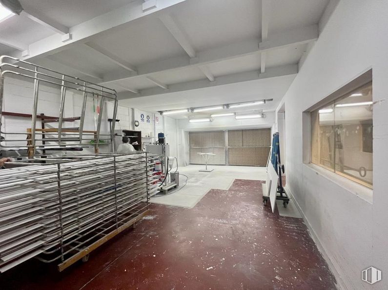 Industrial for sale at Polígono Industrial El Guijar, Arganda del Rey, Madrid, 28500 with window, interior design, hall, fixture, flooring, floor, wood, ceiling, handrail and event around