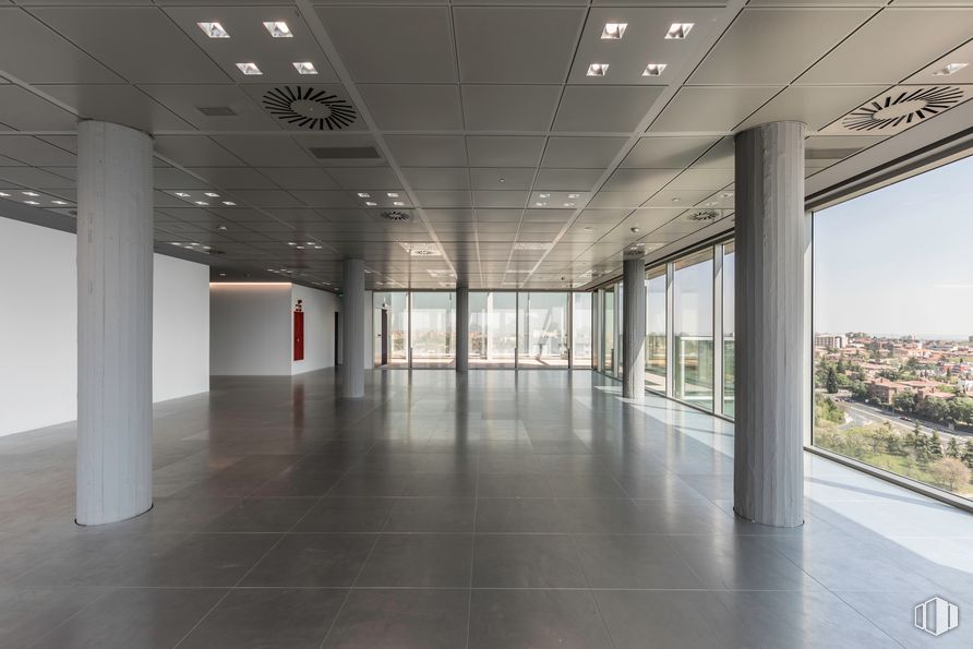 Office for rent at Torre Spínola, Cardenal Marcelo Spinola, 42, Chamartín, Madrid, 28016 with property, fixture, building, hall, interior design, architecture, floor, flooring, ceiling and glass around