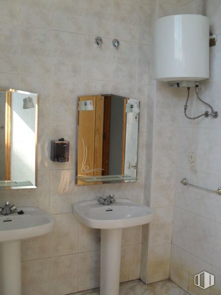 Industrial for sale & for rent at Polígono Industrial Sur, Colmenar Viejo, Madrid, 28770 with sink, lighting, mirror, tap, plumbing fixture, property, bathroom sink, bathroom, wood and interior design around