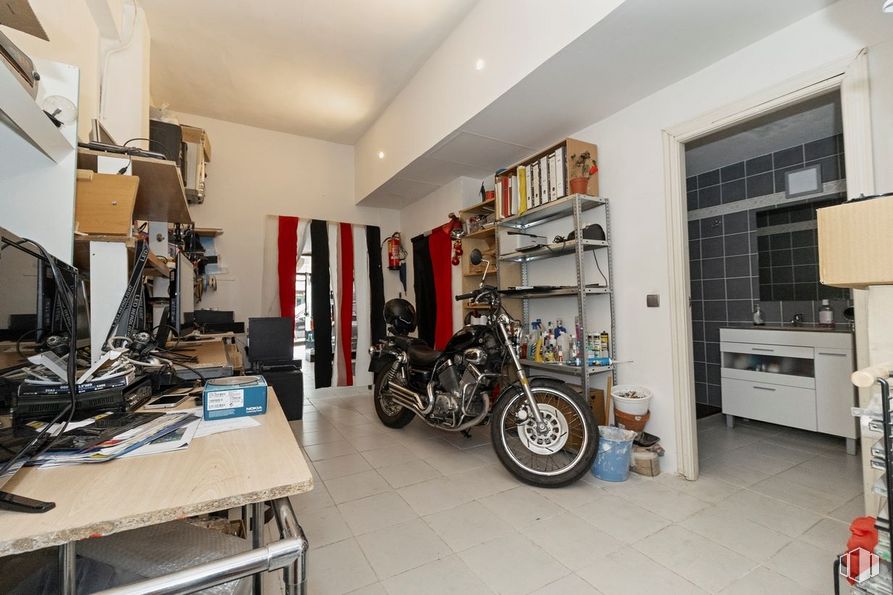 Local en venta en Calle Vital Aza, Ciudad Lineal, Madrid, 28017 con neumático, motocicleta, mesa, ebanistería, equipaje y bolsos, rueda, propiedad, vehículo, diseño automotriz y diseño de interiores alrededor