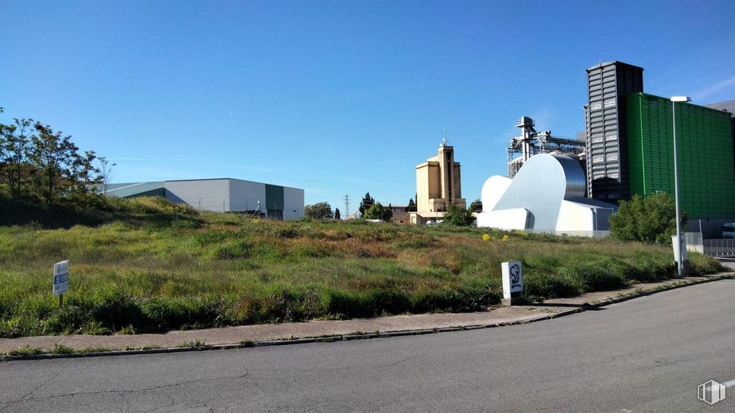 Land for sale at Polígono Suelo Urbanizable Industrial, Torija, Guadalajara, 19190 with sky, plant, land lot, asphalt, road surface, grass, tree, landscape, road and tar around