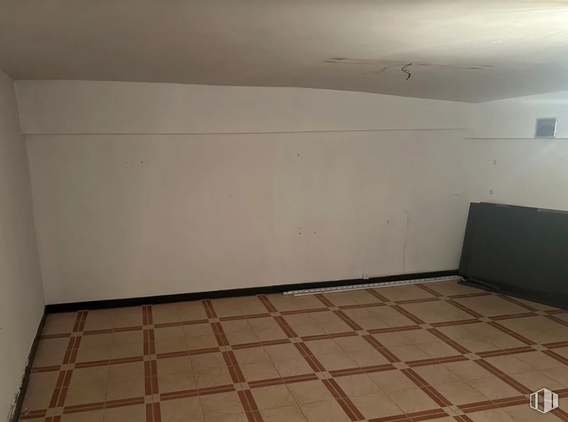 Retail for rent at Calle San Juan de la Cruz, Ávila, 05001 with wood, tile flooring, floor, flooring, fixture, hardwood, building material, composite material, tints and shades and rectangle around