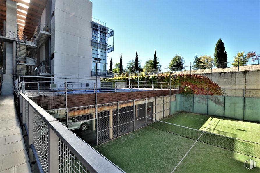 Oficina en venta en Rozas Nova , Calle Castillo de Fuensaldaña, 4, Las Rozas de Madrid, Madrid, 28230 con edificio, cielo, tiempo de día, planta, árbol, diseño urbano, lote de tierra, valla, bienes raíces y césped alrededor