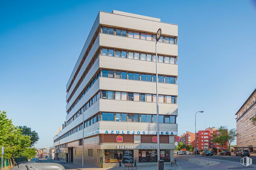 Office for rent at Avenida Llano Castellano, 13, Fuencarral - El Pardo, Madrid, 28034 with building, sky, window, tower, tree, street light, condominium, urban design, tower block and house around