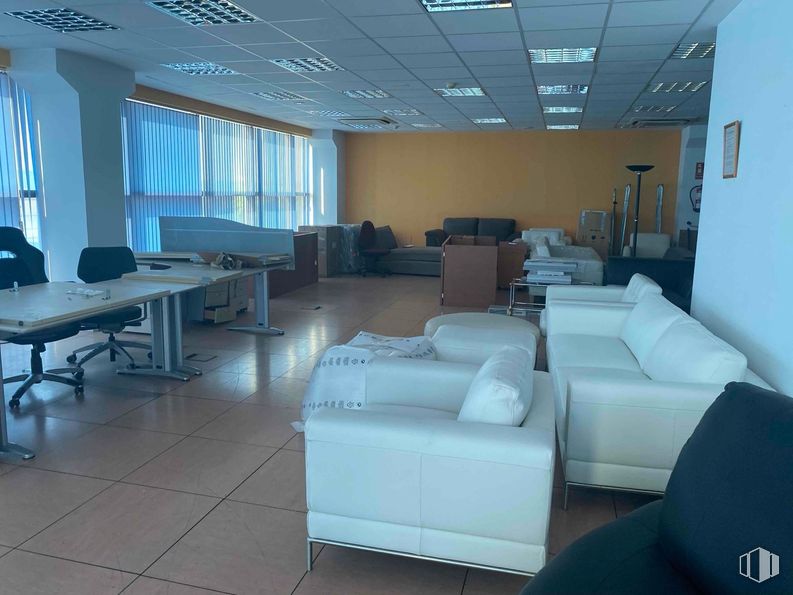 Nave en alquiler y venta en Zona industrial, Leganés, Madrid, 28914 con sofá, silla, mueble, escritorio, mesa, propiedad, edificio, interiorismo, suelo y suelos alrededor