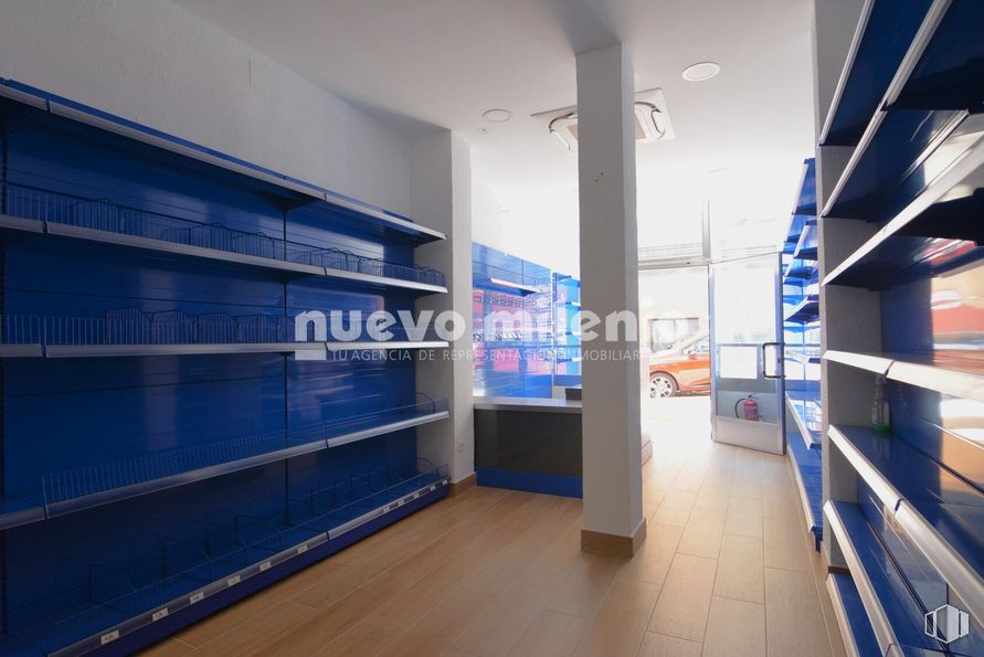 Retail for sale at Calle Jabonería, Alcorcón, Madrid, 28921 with bookcase, interior design, flooring, floor, building, glass, shelving, electric blue, ceiling and space around