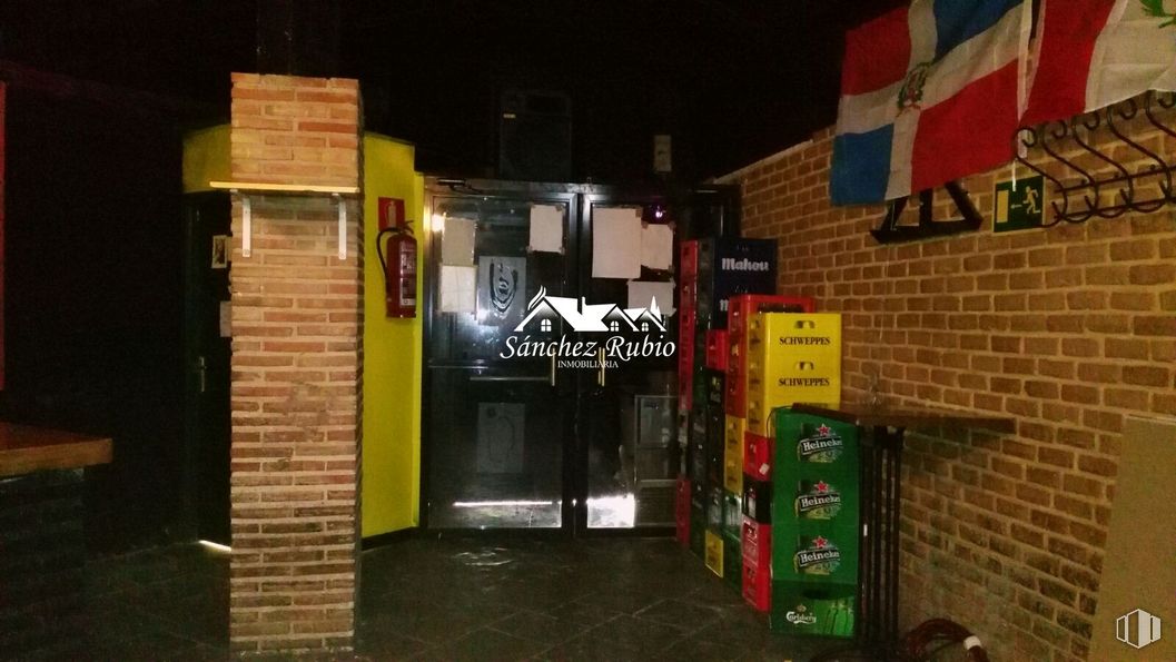 Local en venta en Zona Colonia, Torrelodones, Madrid, 28250 con bandera, puerta, edificio, gas, accesorio, ladrillo, fachada, ciudad, ventana y albañilería alrededor