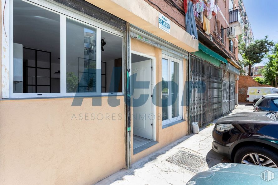 Local en venta en Calle Arzúa, Hortaleza, Madrid, 28033 con rueda, coche, neumático, vehículo, edificio, ventana, iluminación del automóvil, exterior del automóvil, vehículo de motor y fachada alrededor