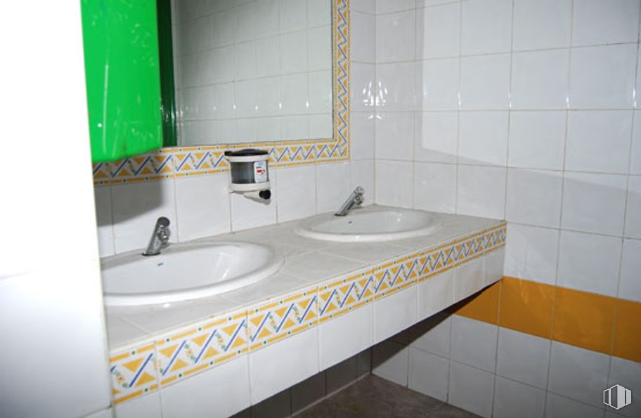 Retail for sale at Calle de los Plátanos, 2, Arévalo, Ávila, 05200 with sink, mirror, tap, plumbing fixture, bathroom sink, bathroom, building, fluid, rectangle and interior design around