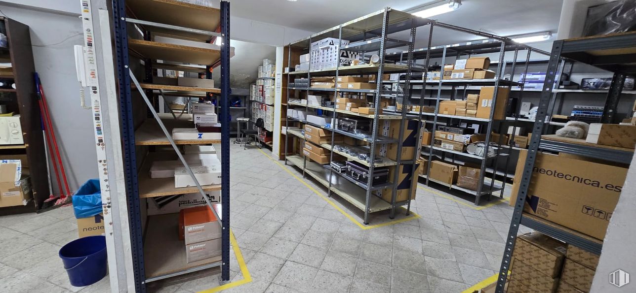 Industrial for rent at Calle Zaida, 89, Carabanchel, Madrid, 28019 with bookcase, furniture, shelf, shelving, warehouse, inventory, retail, shipping box, box and cardboard packaging around