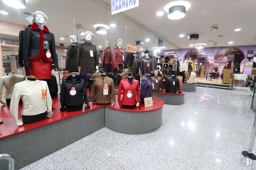 Local en venta en Avenida Fuenlabrada, 92, Humanes de Madrid, Madrid, 28970 con bolsa, ropa de calle, persona, diseño automotriz, de pie, venta minorista, espacio público, suelo, compras y maletas y bolsos alrededor