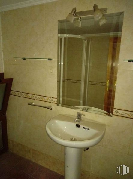 Office for sale & for rent at Calle Granada, Toledo, 45001 with sink, ceiling fan, tap, plumbing fixture, property, bathroom sink, bathroom, wood, fixture and lighting around