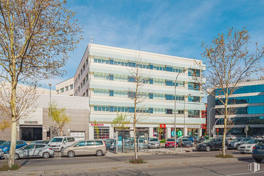 Oficina en alquiler en Calle Julián Camarillo, 53, San Blas - Canillejas, Madrid, 28037 con edificio, coche, rueda, cielo, neumático, nube, propiedad, vehículo, diseño urbano y ventana alrededor