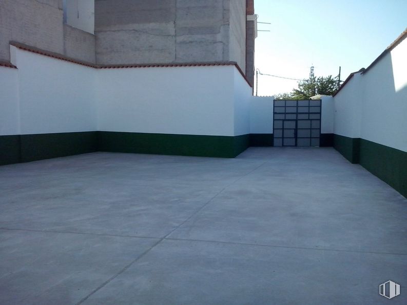 Land for sale at Zona centro, Consuegra, Toledo, 45700 with door, road surface, fixture, rectangle, asphalt, sky, composite material, floor, flooring and material property around