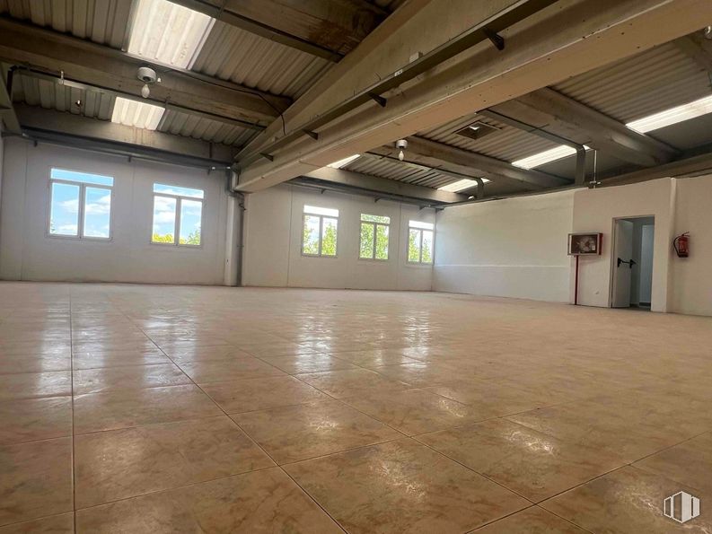 Nave en alquiler en Zona polígono industrial Sur, San Sebastián de los Reyes, Madrid, 28700 con ventana, puerta, lámpara, edificio, hall, suelos, madera, suelo, accesorio y pabellón alrededor