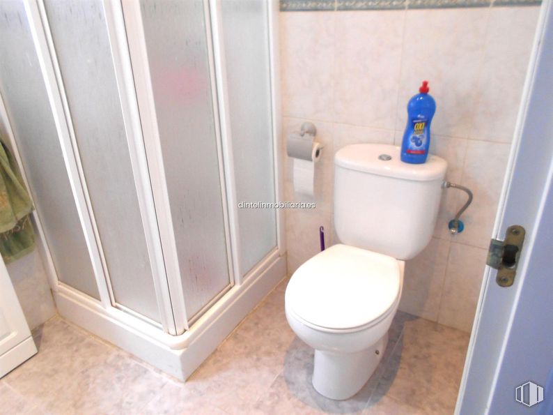 Retail for rent at Zona Sur, Ávila, 05003 with bottle, toilet, toilet seat, bathroom, plumbing fixture, floor, flooring, plumbing, room and tile around