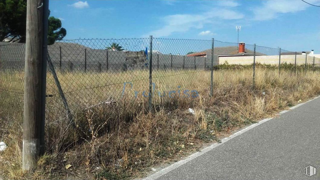 Land for sale at Zona Centro, El Viso de San Juan, Toledo, 45215 with sky, cloud, plant, fence, land lot, wire fencing, mesh, asphalt, road surface and grass around